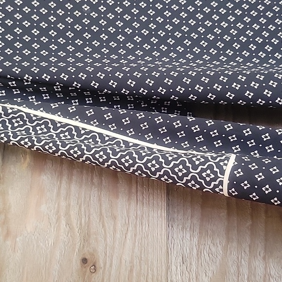 Loft Size XSmall Black and Cream Printed Pullover Top - Picture 2 of 6